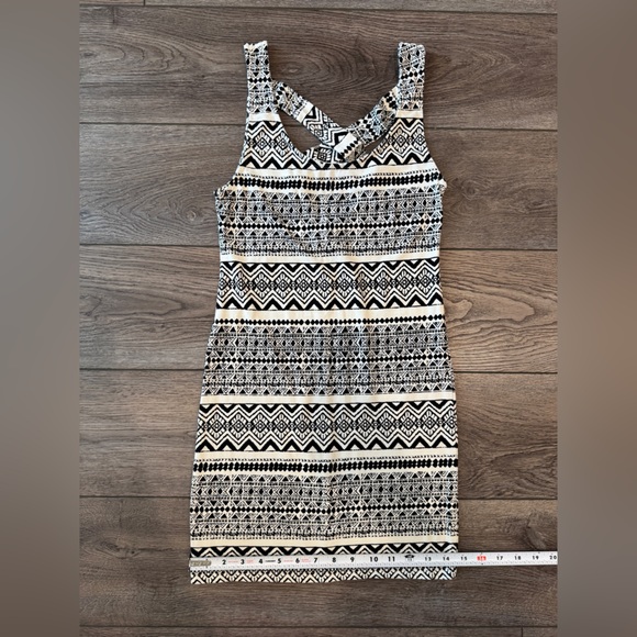 Women’s Black & White Patterned Fitted Sleeveless Dress - Picture 10 of 11